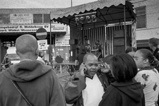 405880 Afbeelding van het optreden van een Antilliaanse percussiegroep op het Lombok Anders -feest in de Kanaalstraat ...